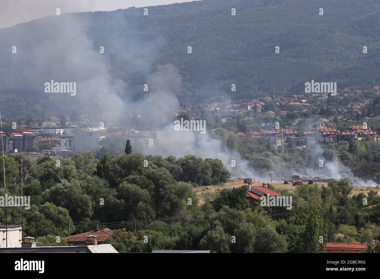 Il 3 agosto 2021 a Sofia, in Bulgaria, si sta bruciando un grande incendio. L'incendio sta bruciando la foresta, il campo, le case sopra le aree abitative M. Foto Stock