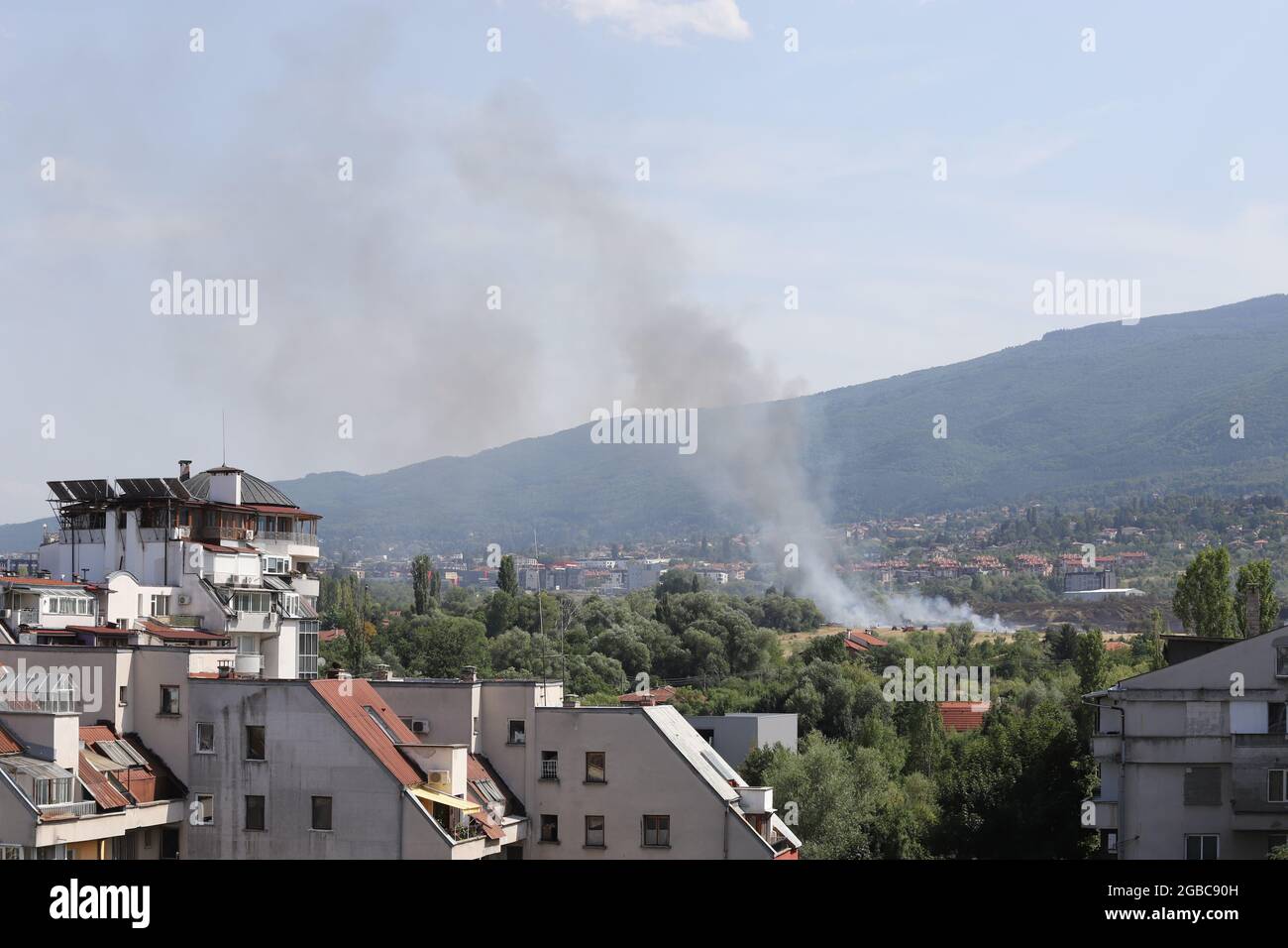 Il 3 agosto 2021 a Sofia, in Bulgaria, si sta bruciando un grande incendio. L'incendio sta bruciando la foresta, il campo, le case sopra le aree abitative M. Foto Stock