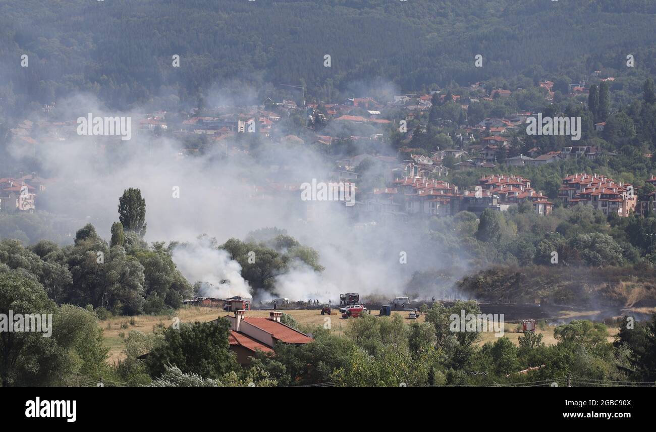 Il 3 agosto 2021 a Sofia, in Bulgaria, si sta bruciando un grande incendio. L'incendio sta bruciando la foresta, il campo, le case sopra le aree abitative M. Foto Stock