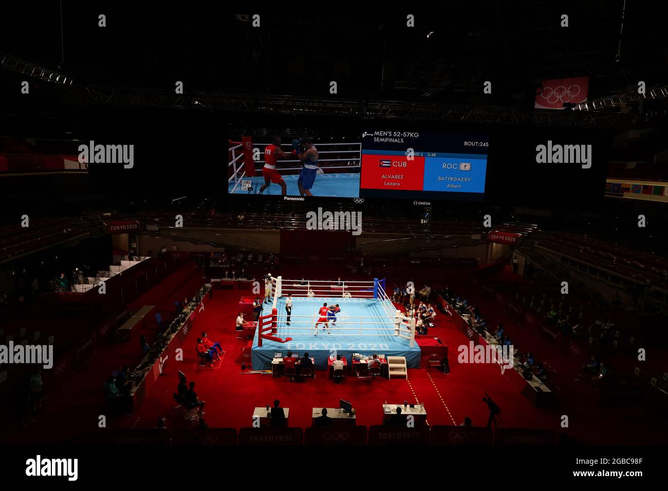 Tokyo, Giappone, 3 agosto 2021. Una vista dello stadio durante la semifinale maschile di Featherweight Boxing tra Lazaro Alvarez del Team Cuba e Albert Batyrgaziev del Team ROC il giorno 11 dei Giochi Olimpici di Tokyo 2020. Credit: Pete Dovgan/Speed Media/Alamy Live News Foto Stock