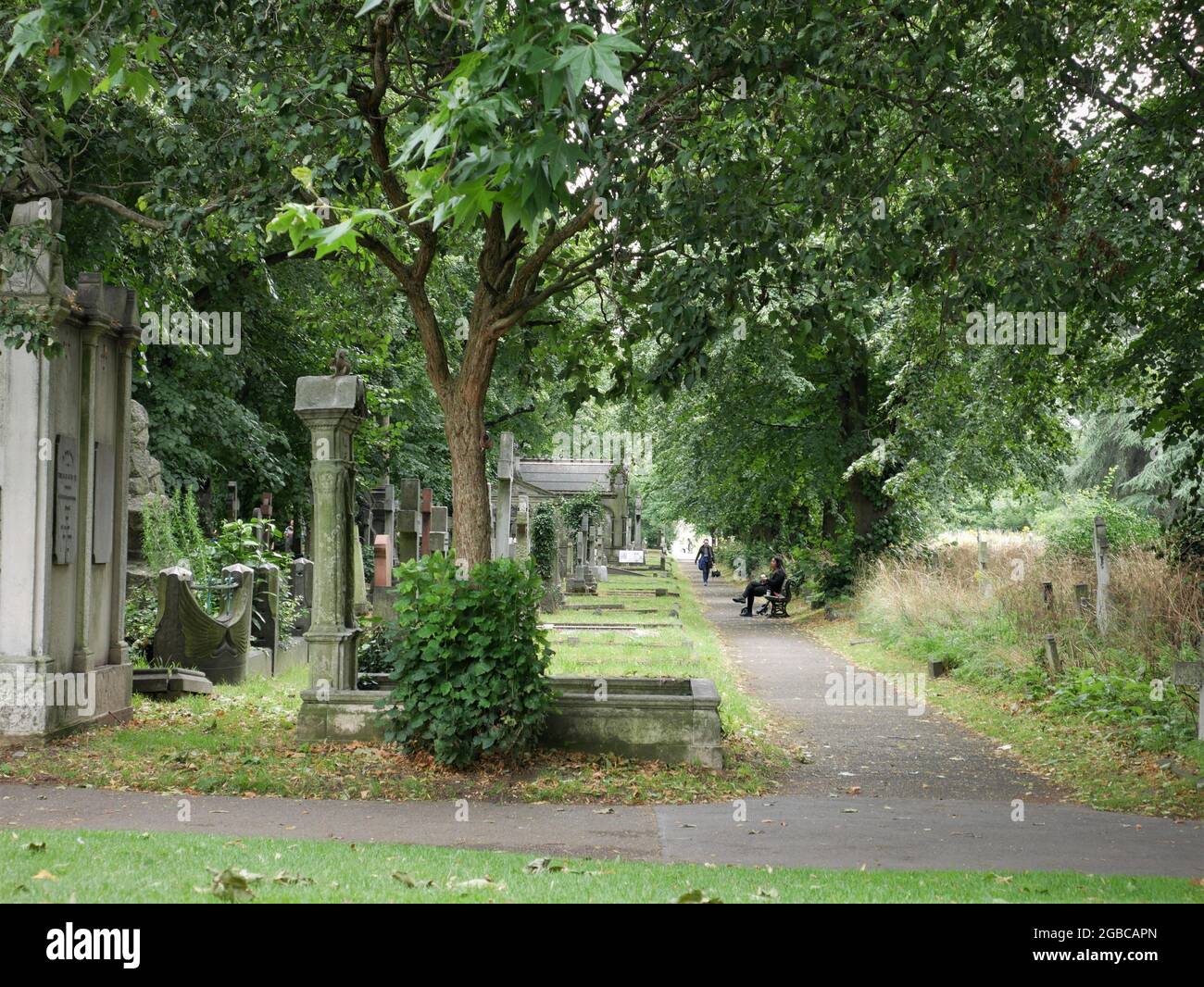 Uno dei numerosi sentieri che attraversano il cimitero di Brompton per una piacevole e tranquilla passeggiata. Foto Stock