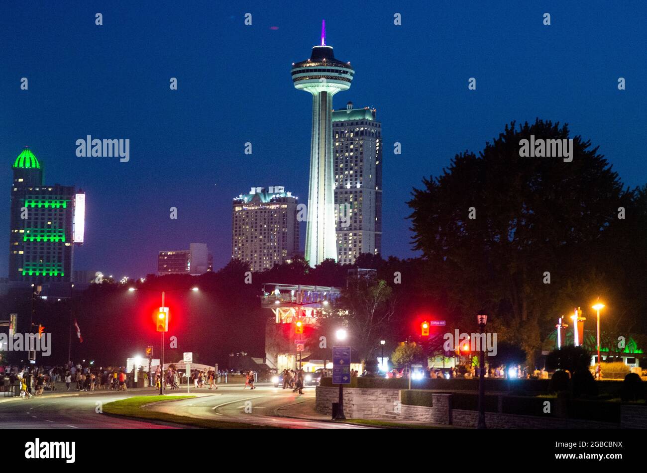 La torre Skylon è mostrata di notte alle Cascate del Niagara, Ontario, Canada, Lunedi, 26 luglio, 2021. Foto Stock