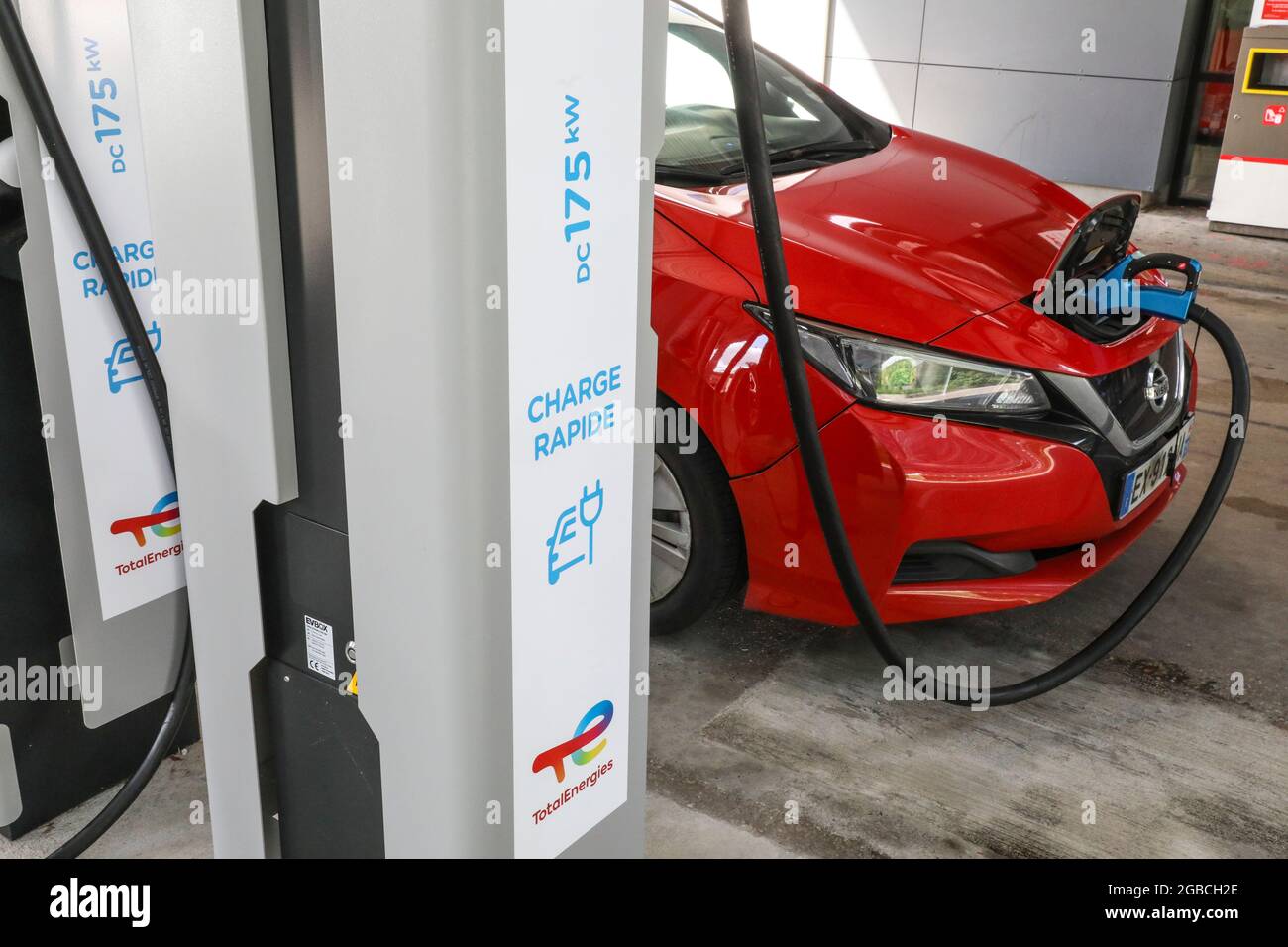 STAZIONE DI CARICA ELETTRICA ENERGIA TOTALE, LA DEFENSE, FRANCIA Foto Stock