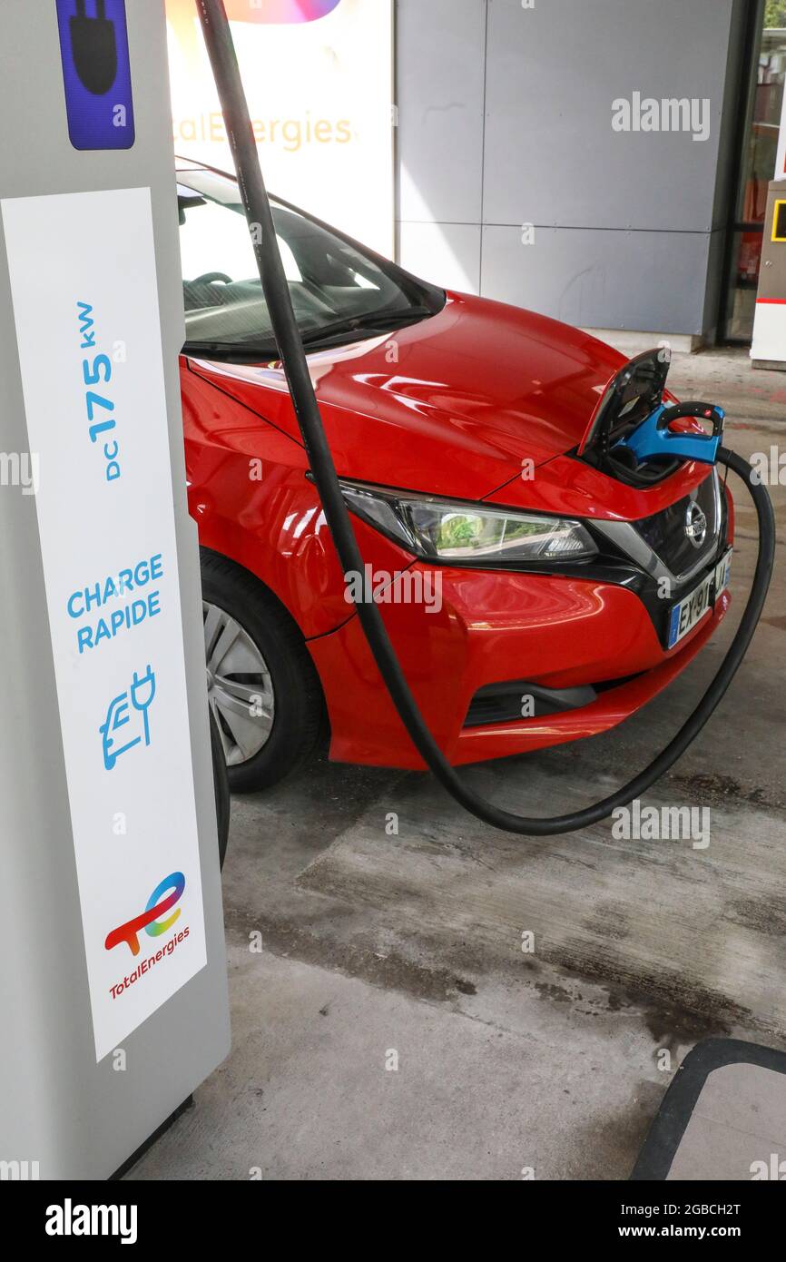 STAZIONE DI CARICA ELETTRICA ENERGIA TOTALE, LA DEFENSE, FRANCIA Foto Stock