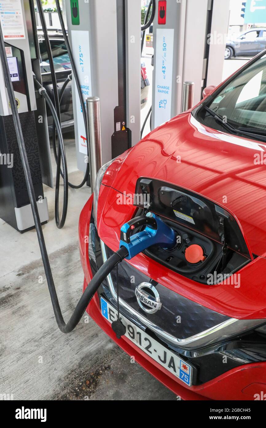STAZIONE DI CARICA ELETTRICA ENERGIA TOTALE, LA DEFENSE, FRANCIA Foto Stock