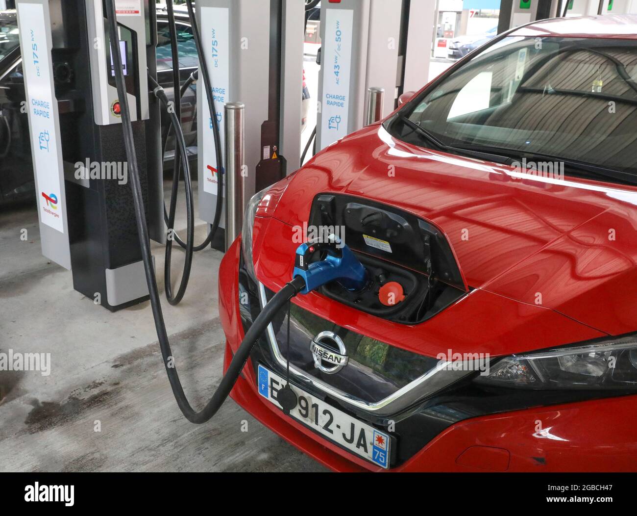 STAZIONE DI CARICA ELETTRICA ENERGIA TOTALE, LA DEFENSE, FRANCIA Foto Stock