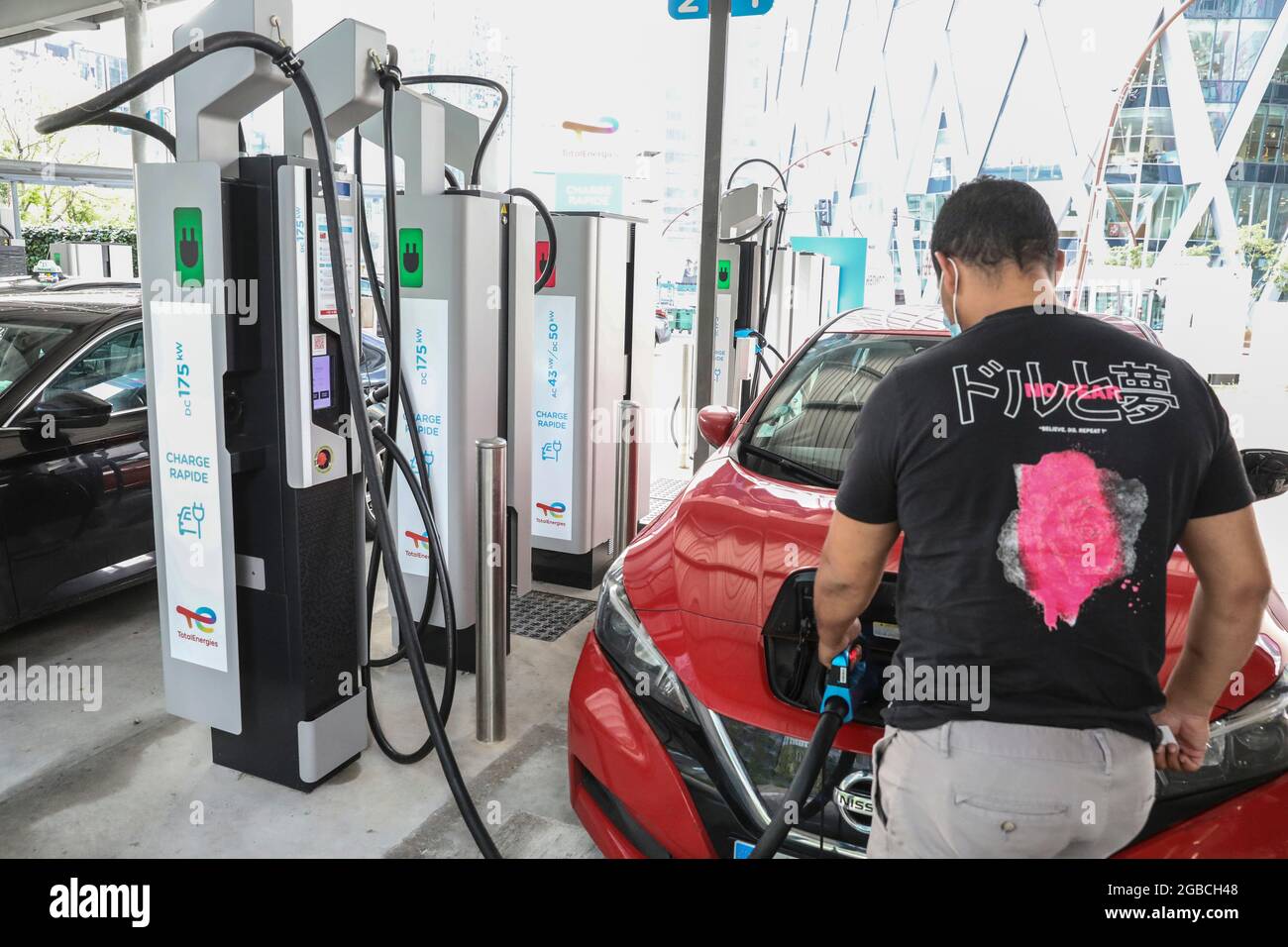 STAZIONE DI CARICA ELETTRICA ENERGIA TOTALE, LA DEFENSE, FRANCIA Foto Stock