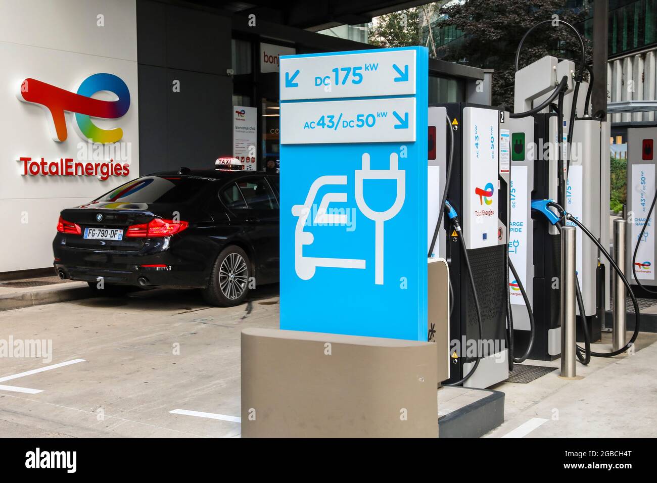 STAZIONE DI CARICA ELETTRICA ENERGIA TOTALE, LA DEFENSE, FRANCIA Foto Stock