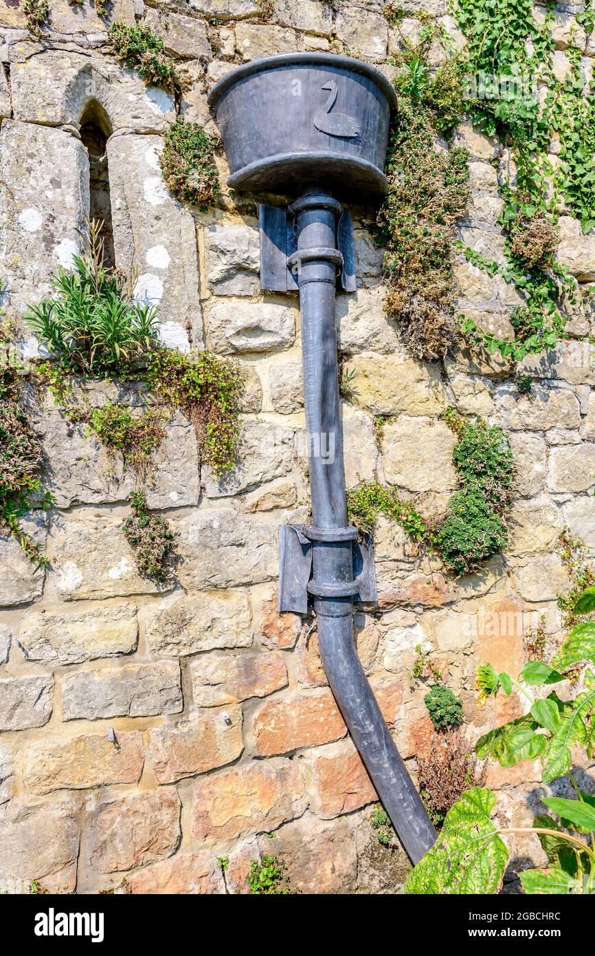 Old piombo drainpipe downpipe Leeds castello Kent Inghilterra UK Foto Stock