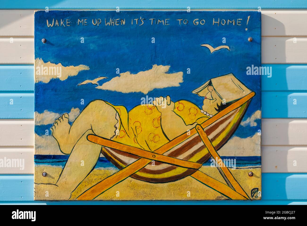 Inghilterra, Hampshire, Hayling Island, Funny Pittura di Fat Lady addormentato nella sedia a sdraio sul lato del colorato Beach Hut Foto Stock