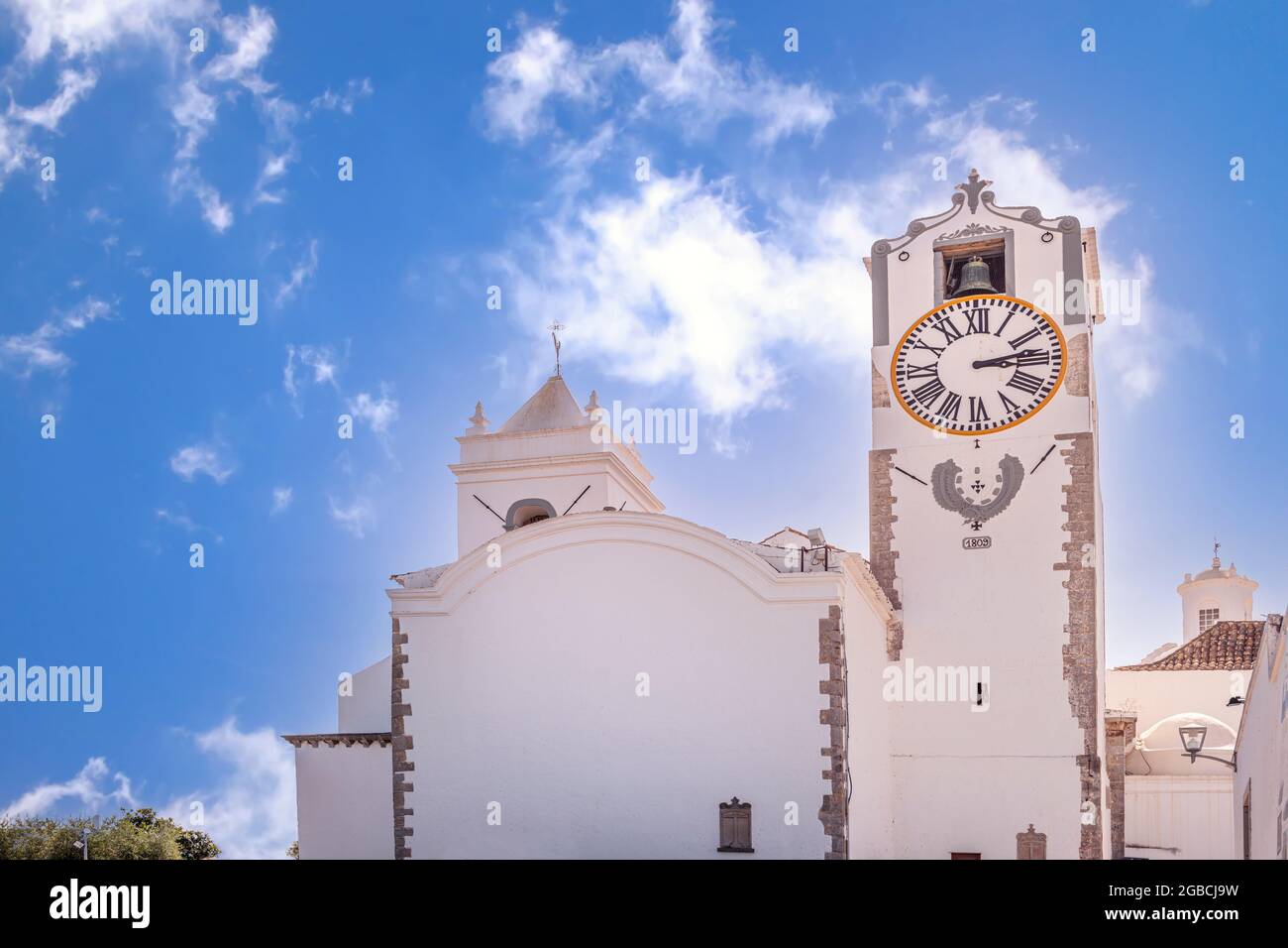 La torre dell'orologio e la chiesa di greja de Santa Maria do Castelo Tavira Est Algarve Portogallo. Foto Stock