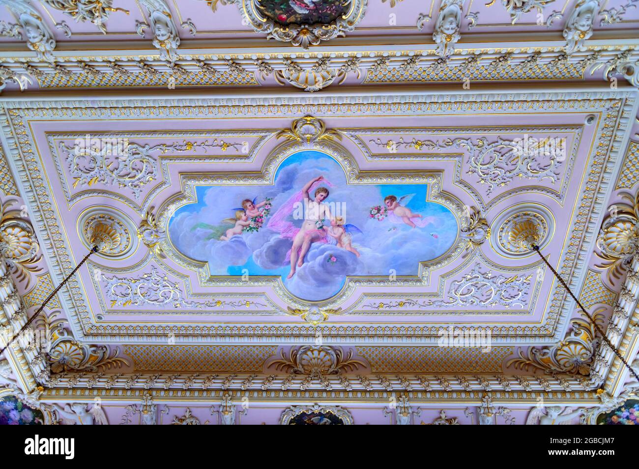 Il magnifico ed elaborato soffitto dipinto all'interno del palazzo Estoi, Palacio de Estoi. Estoi Algarve Portogallo Foto Stock