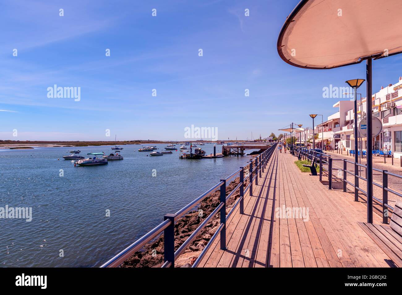 Barche da pesca ormeggiate sulla Ria Formosa di fronte alla passeggiata lungomare a Cabanas East Algarve Portugal Foto Stock