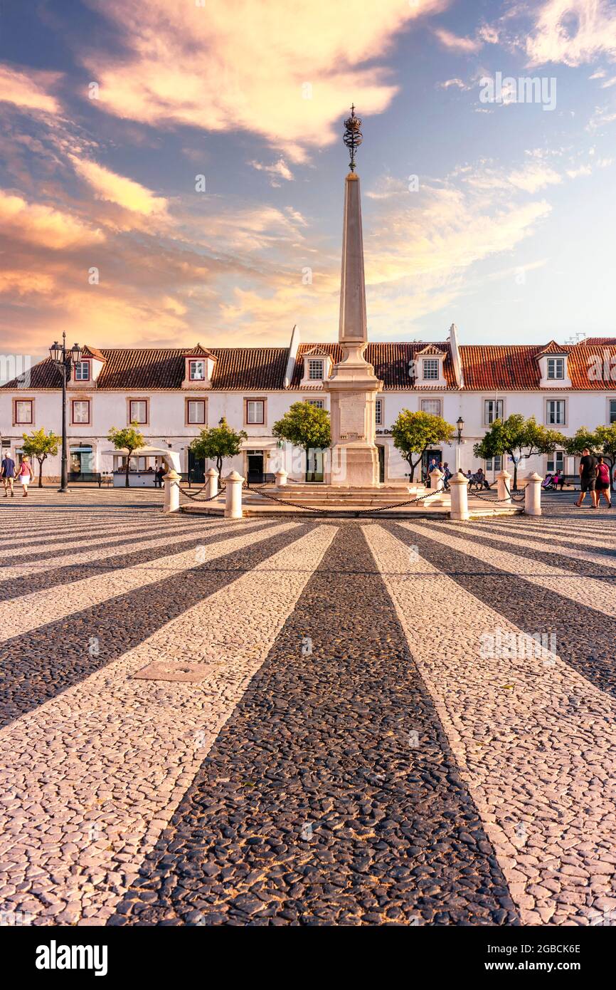 La piazza principale, Praca Marques de Pombal con le sue tradizionali ciottoli portoghesi o Calçada portuguesa, vila real de santo antonio a est Foto Stock