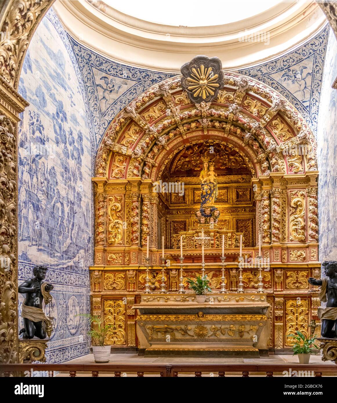 Ornato alter / santuario raffigurante Maria e Gesù bambino, interno della cattedrale di Faro, se cattedrale di Faro, Algarve Portogallo Foto Stock