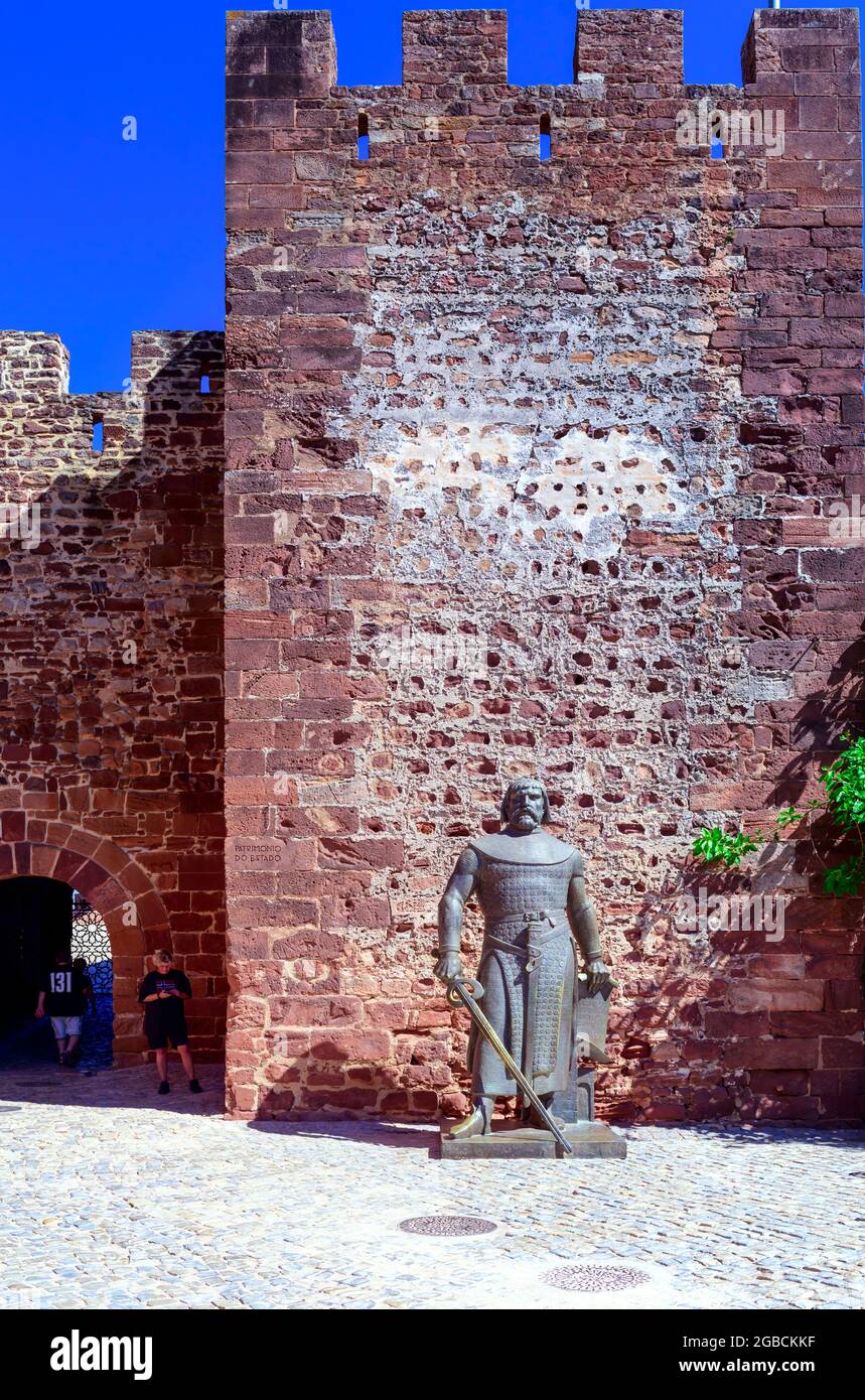 Statua di bronzo monumento al re Sancho 1 ° del Portogallo, fuori l'ingresso al Castello di Silves, Castelo de Silves, Silves Algarve Portogallo Foto Stock