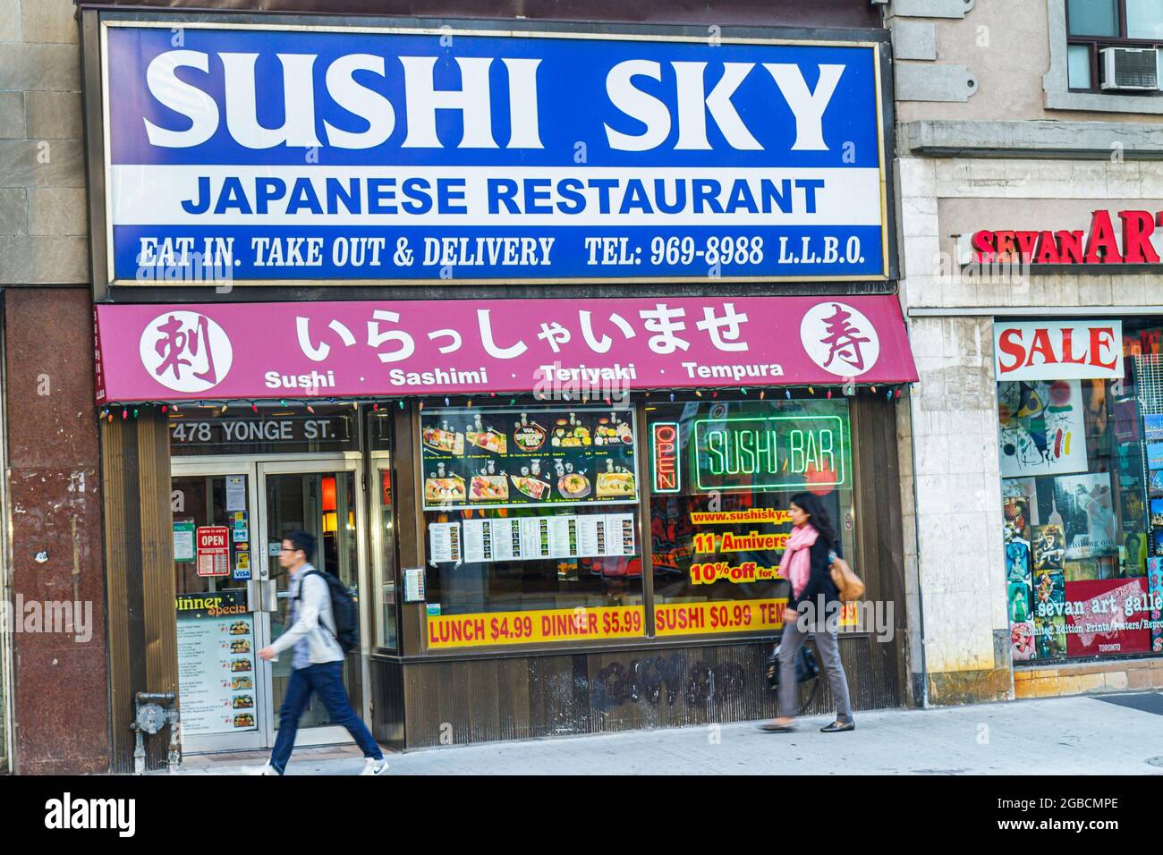 Toronto Canada, Yonge Street, il ristorante giapponese Sushi Sky all'esterno dell'entrata frontale, il cartello di consegna da take out, cucina Asiatica Orientale per affari Foto Stock