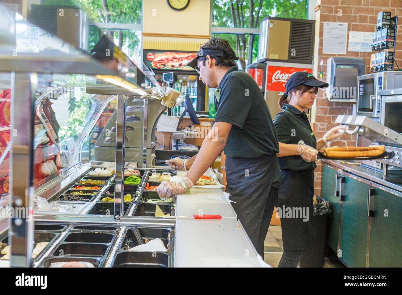 Toronto Canada, Queen's Quay West Subway paninoteca, ristorante dietro il bancone preparazione alimentare lavoratori dipendenti asiatici, Foto Stock