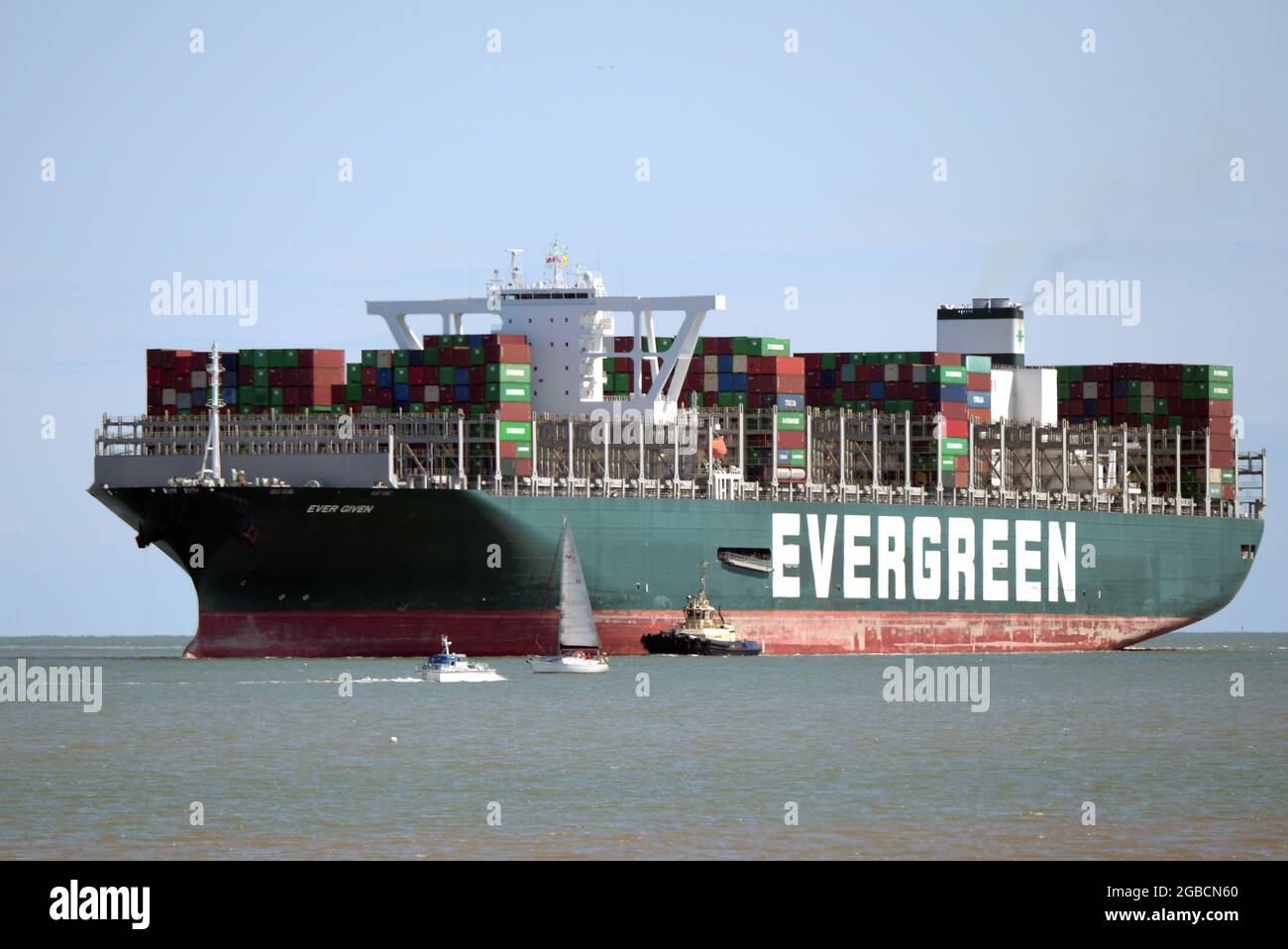 Felixstowe Suffolk UK 3 agosto 2021. La nave portacontainer mai consegnata dalla linea di spedizione Evergreen arriva finalmente nel Regno Unito cinque mesi più tardi del previsto. La nave di 400 m attraccò a Felixstowe dopo un viaggio dal canale di Suez, dove la nave era stata trattenuta dopo che aveva bloccato il canale e si era arenata il 23 marzo 2021; Fu liberata sei giorni dopo, ma la nave giapponese di proprietà di SHOEI Kisen Kaisha fu trattenuta dal governo egiziano il 13 aprile 2021 fino a quando non fu raggiunto un accordo per il risarcimento. Credit: MARTIN DALTON/Alamy Live News Foto Stock