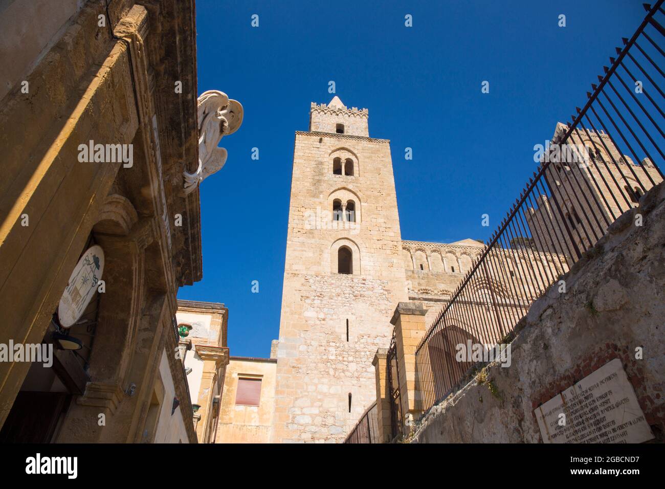 Cefalù, Palermo, Sicilia, Italia. Vista dal basso angolo da Piazza del Duomo del campanile nord della cattedrale arabo-normanna. Foto Stock
