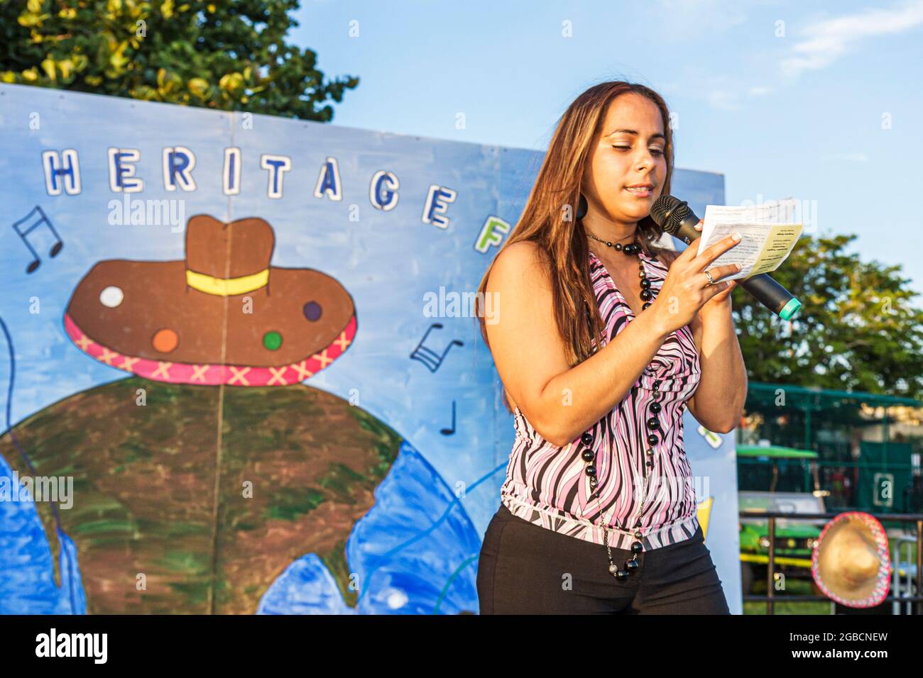 Miami Beach Florida,North Shore Park & Youth Center Ispanic Heritage Festival,evento della comunità donna presentatore stage microfono altoparlante Foto Stock