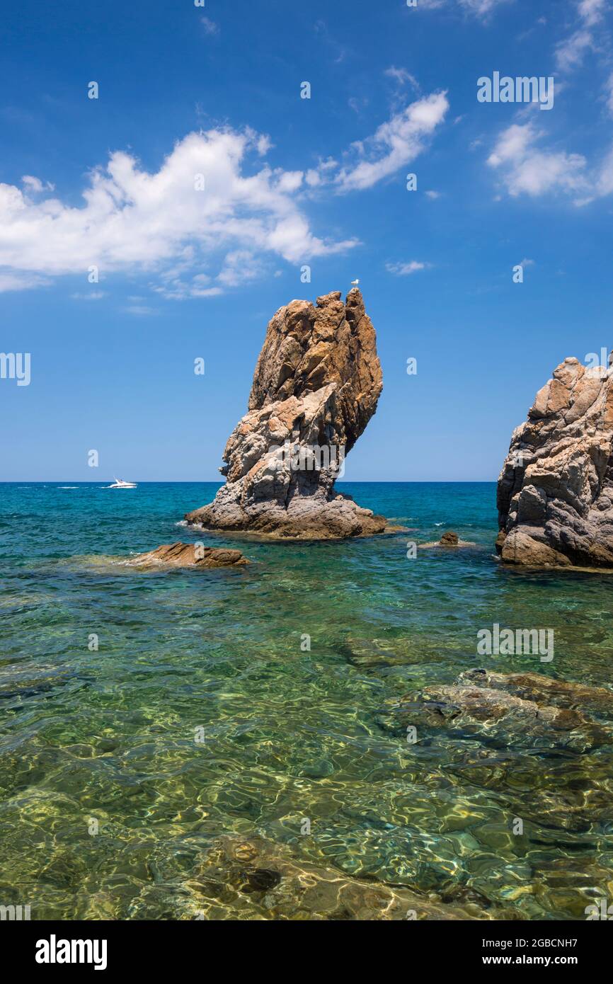 Cefalù, Palermo, Sicilia, Italia. Torreggiante gruppo roccioso che si erge dalle acque cristalline e poco profonde della Baia di Calura, un'insenatura riparata del Mar Tirreno. Foto Stock