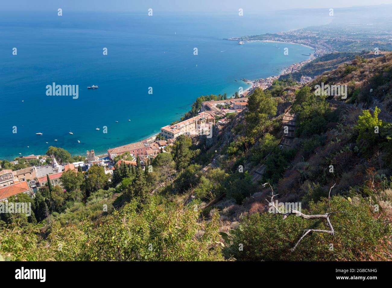 Taormina, Messina, Sicilia, Italia. Vista ad alto angolo sulla città e sul Mar Ionio dalla Cappella sulla scogliera della Madonna della Rocca. Foto Stock