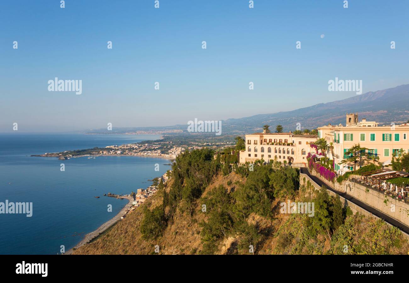 Taormina, Messina, Sicilia, Italia. Vista da Piazza IX Aprile sulla Baia di Naxos fino a Giardini-Naxos, prominente il San Domenico Palace Hotel. Foto Stock