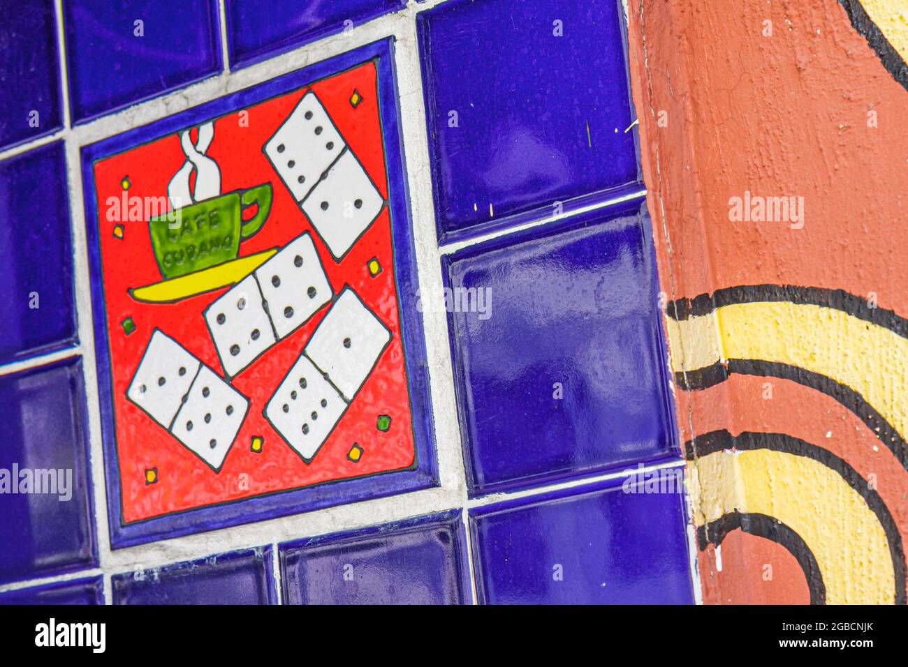 Miami Florida,Little Havana,Calle Ocho Maximo Gomez Domino Park,mosaico piastrelle caffè espresso colorato cuvano Dominoes, Foto Stock