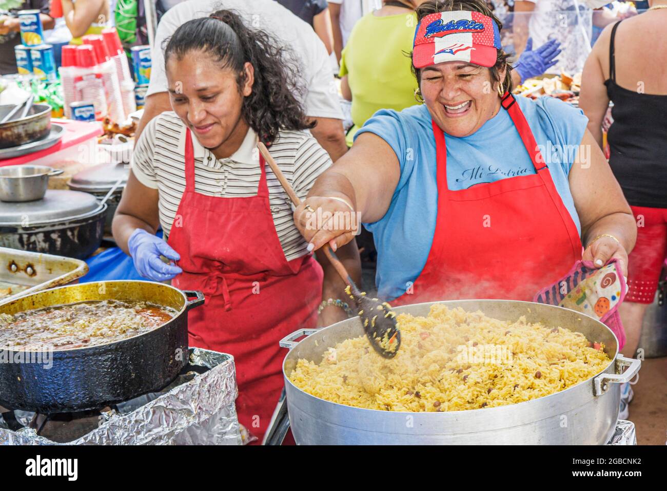 Miami Florida,Little Havana,Calle Ocho annuale evento festival Street fair,Black Ispanic venditore stand stallo, Puerto Rican cucina etnica cibo cucina, riso Foto Stock