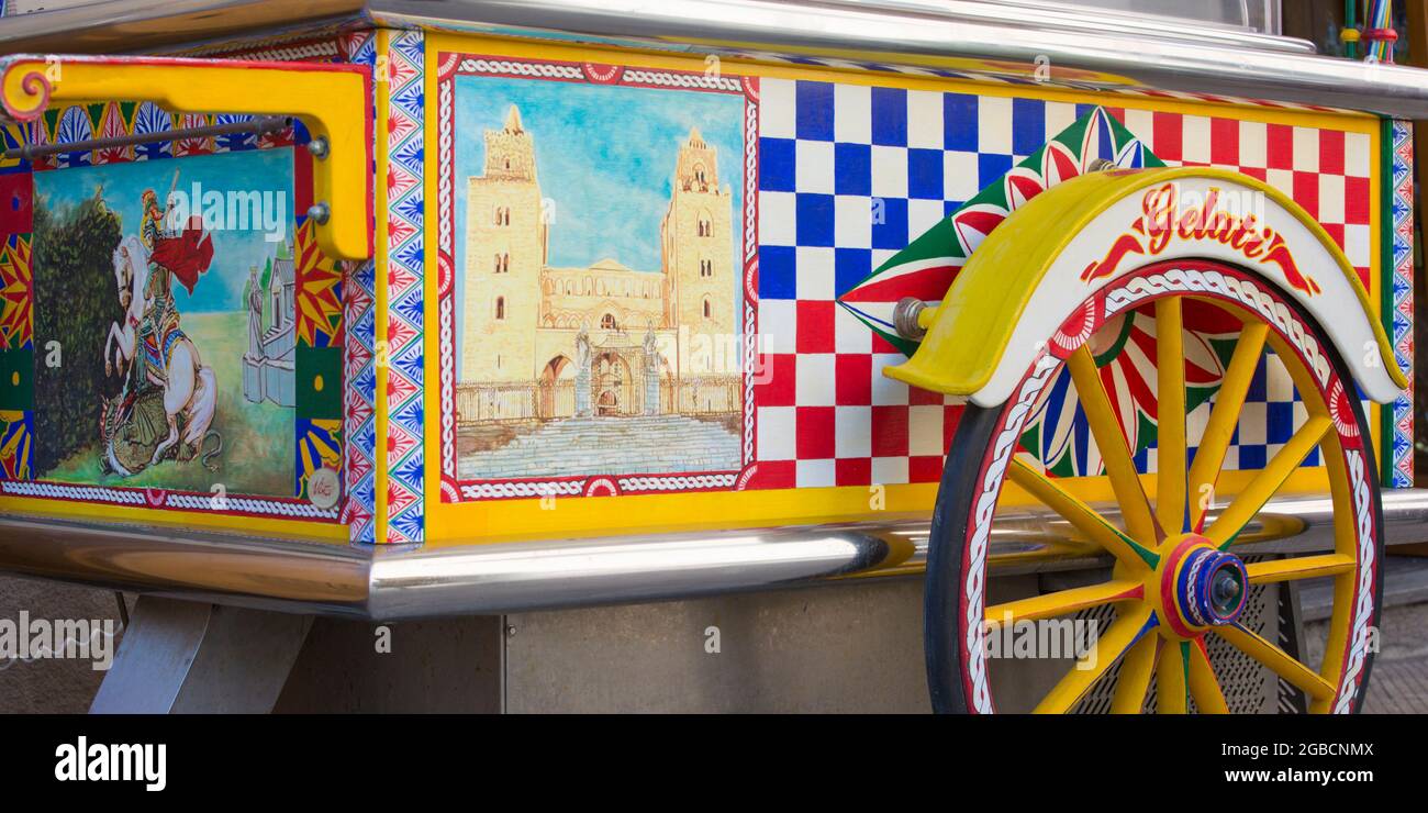 Cefalù, Palermo, Sicilia, Italia. Dettaglio del tipico carrello di gelateria dipinta a mano in Piazza del Duomo. Foto Stock