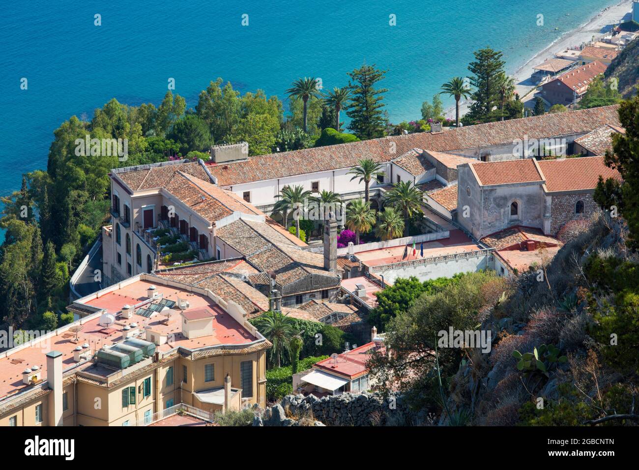 Taormina, Messina, Sicilia, Italia. Vista sui tetti piastrellati dell'Hotel San Domenico Palace dalla Cappella della Madonna della Rocca, in cima alla scogliera. Foto Stock