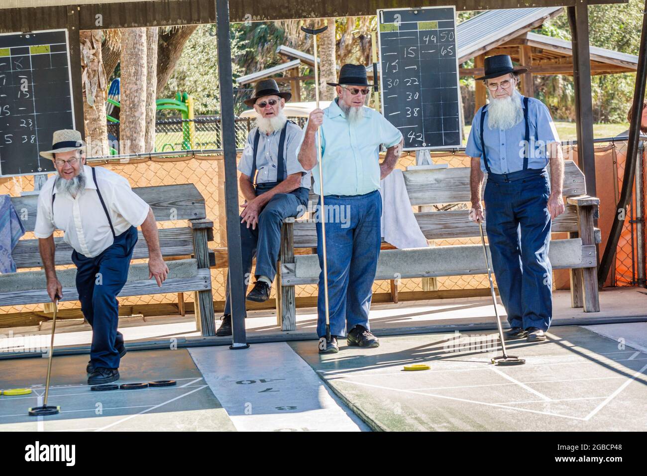 Sarasota Florida,Pinecraft Amish Mennonite community,Pinecraft Park uomini amici giocare a shuffleboard, Foto Stock