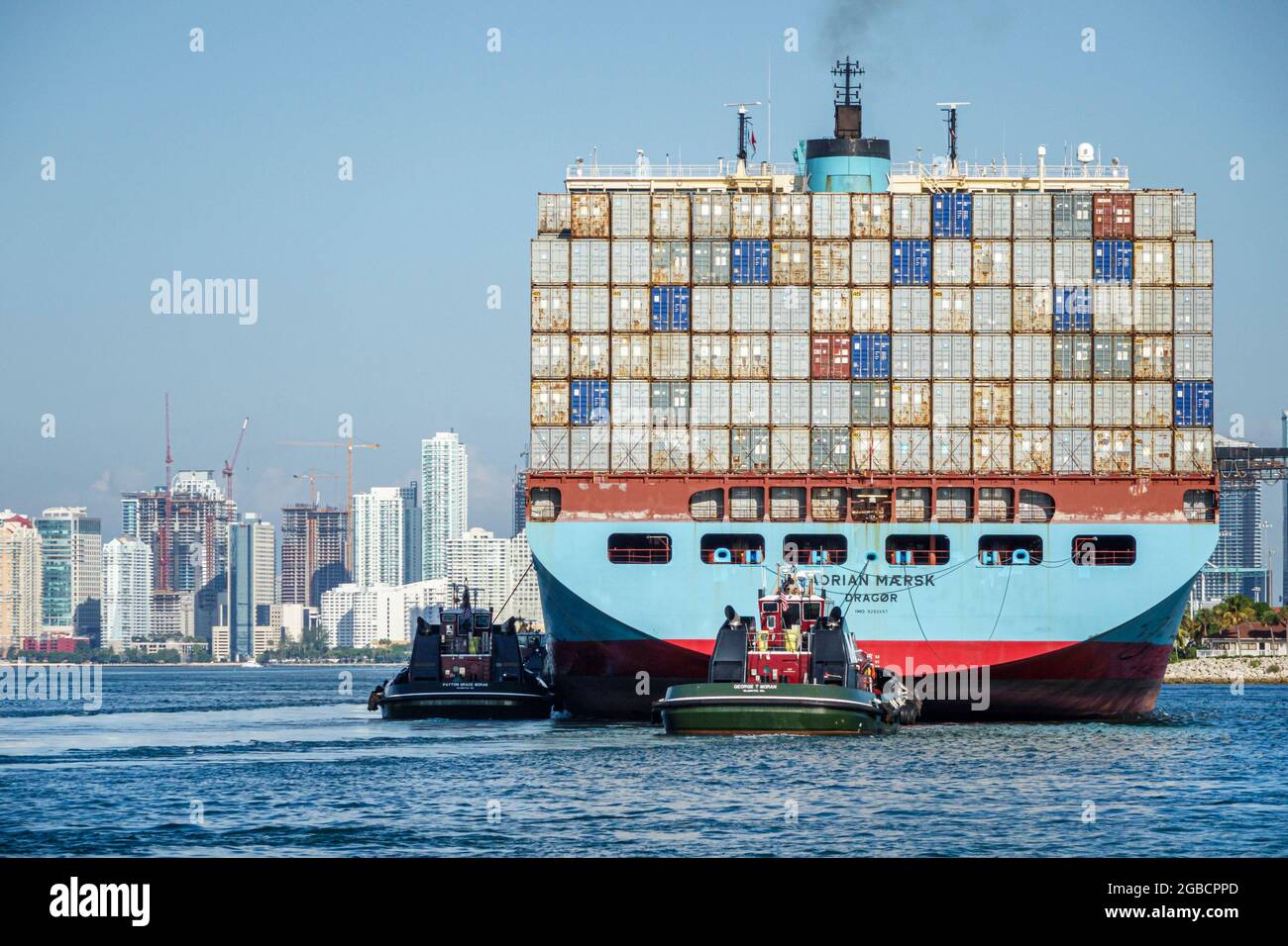 Miami Florida, Biscayne Bay Port of Miami, Government Cut canale di spedizione, nave container carico Maersk Line rimorchiatori Foto Stock