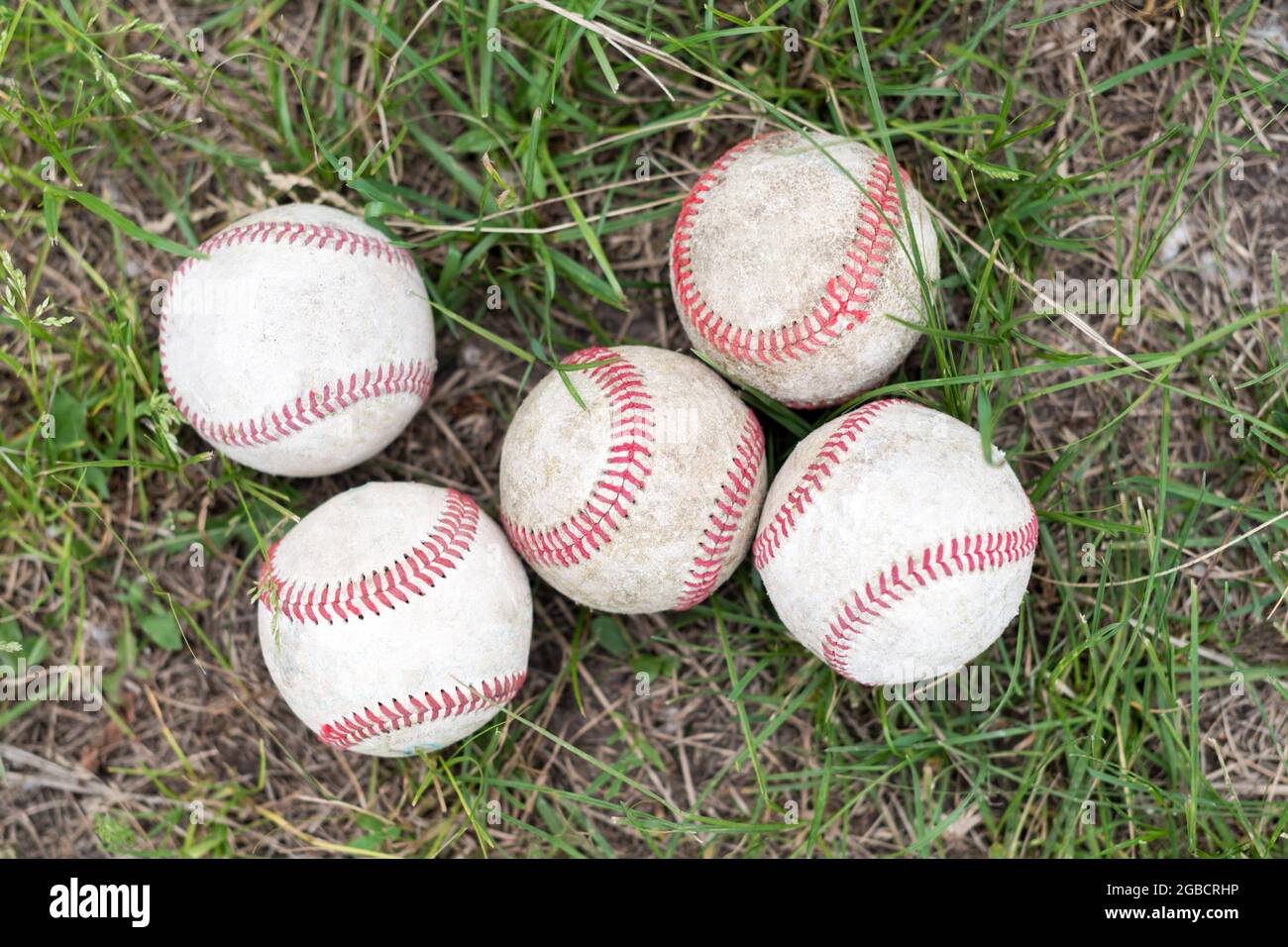 Primo piano baseballs usati su campo verde erba, concetto sportivo Foto Stock