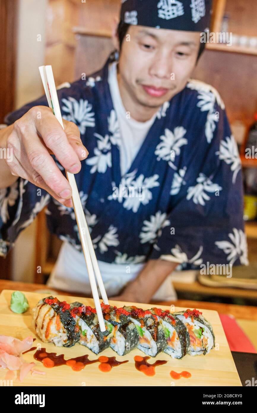 Indiana Portage, Fuji Sushi ristorante interno, uomo asiatico uomo uomo chef prepara piatti giapponesi chopstick, Foto Stock
