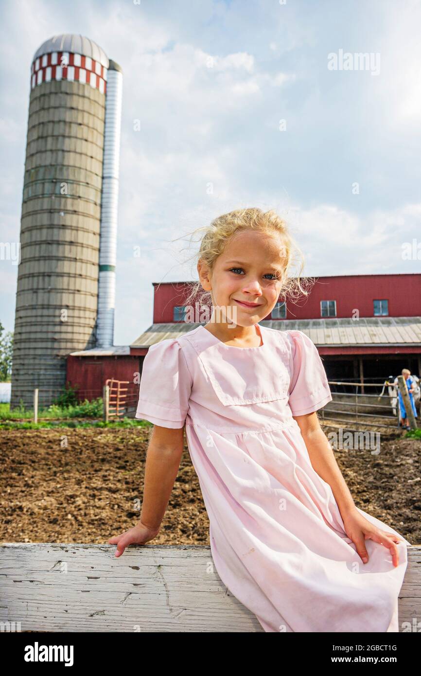 Indiana Shipshewana, Amish Farm Tour, ragazza bambino seduta recinzione silo fienile, Foto Stock