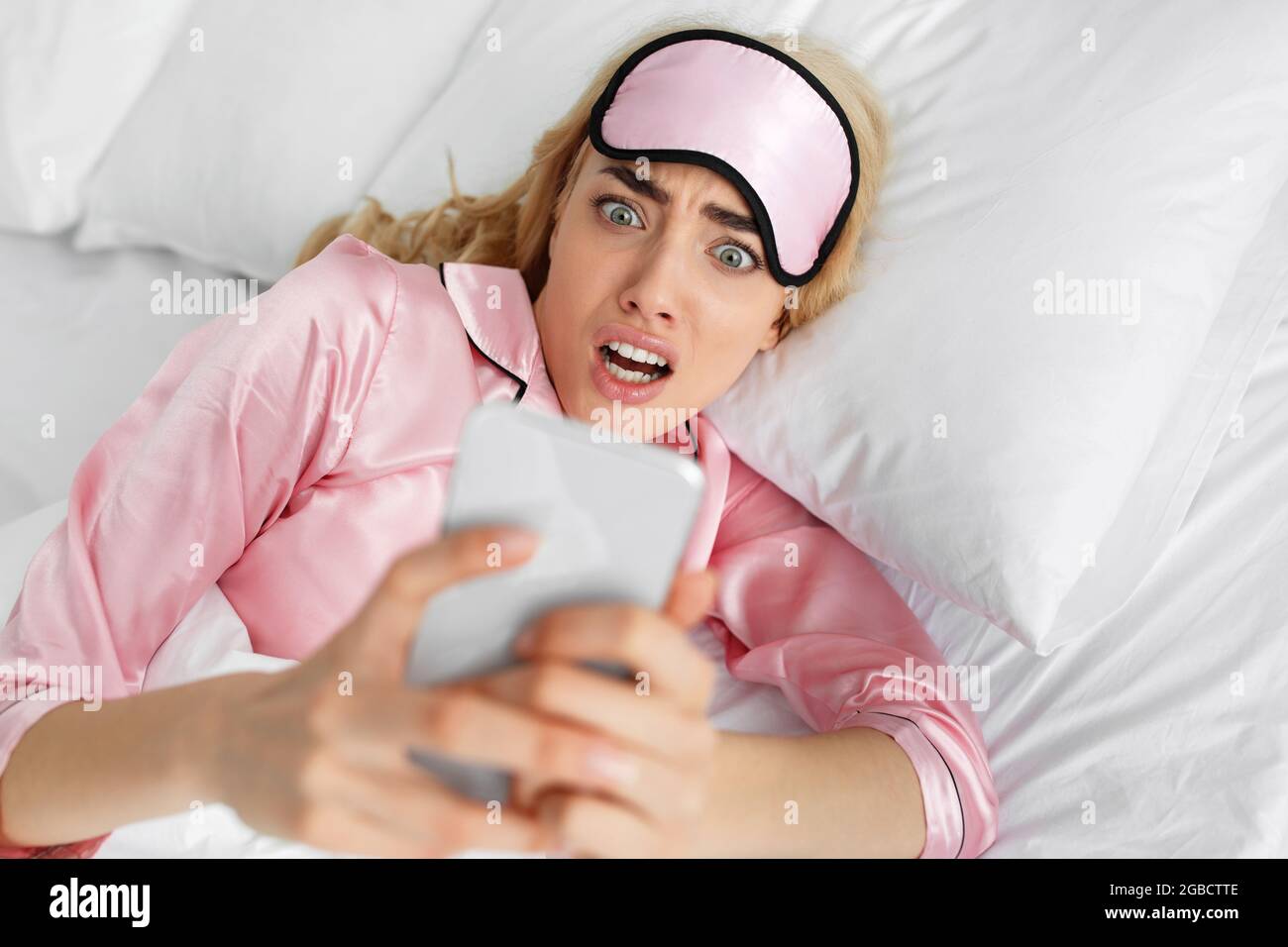 La donna scioccata si sveglia con ansia, cattive notizie e sonno eccessivo Foto Stock