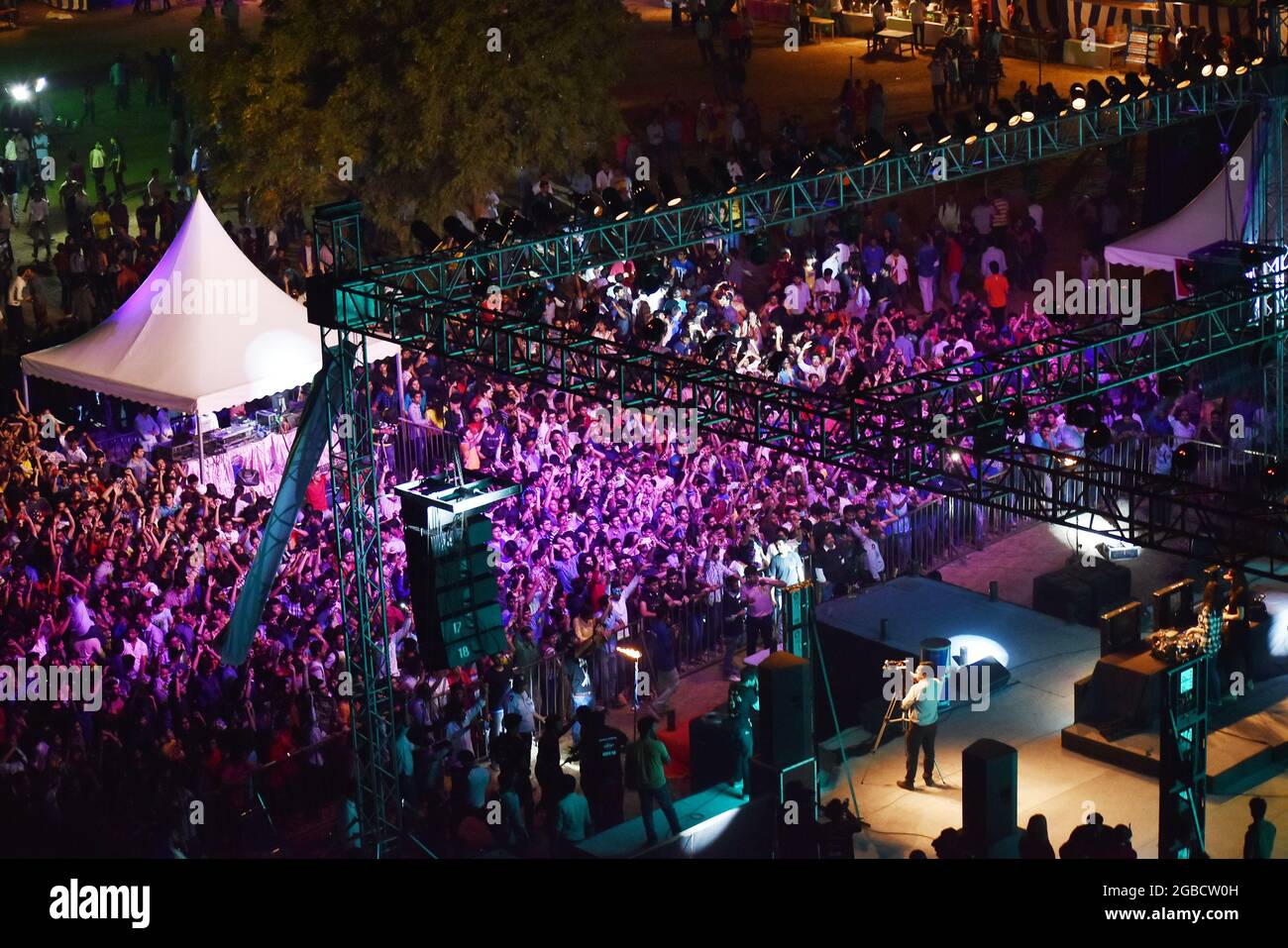 New Delhi-11 marzo, 2016:pista da ballo affollata di notte.intera notte concerto musicale concerto show.gruppo di persone hanno divertimento.evento di intrattenimento, tifosi enjo Foto Stock
