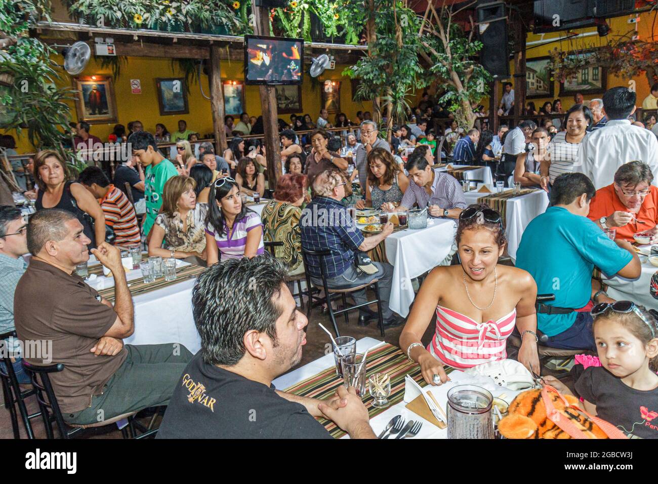 Perù Lima Barranco Distretto Parque Municipal, Ristorante Rustica ristorante affollato popolare, ispanico bambini famiglie bambini al tavoli all'aperto, Foto Stock
