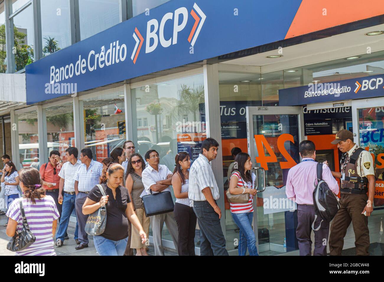 Perù Lima Surquillo Avenida Ricardo Palma, Banco de credito BCP ramo banca, ingresso linea anteriore coda logo, uomini ispanici donne guardia di sicurezza outsi Foto Stock