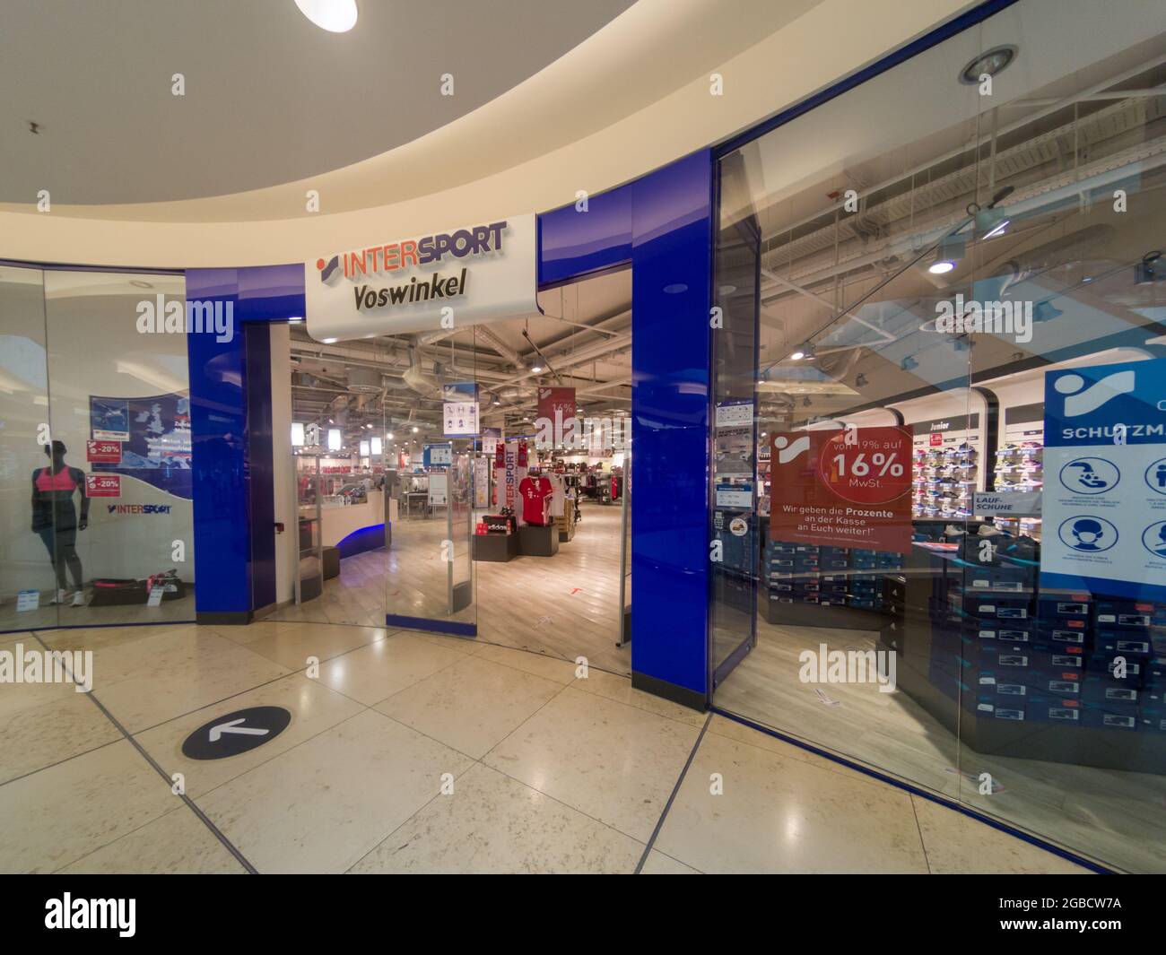 HANNOV, GERMANIA - 01 luglio 2021: La facciata del negozio INTERSPORT in un centro commerciale a Voswinkel, Hannover, Germania Foto Stock