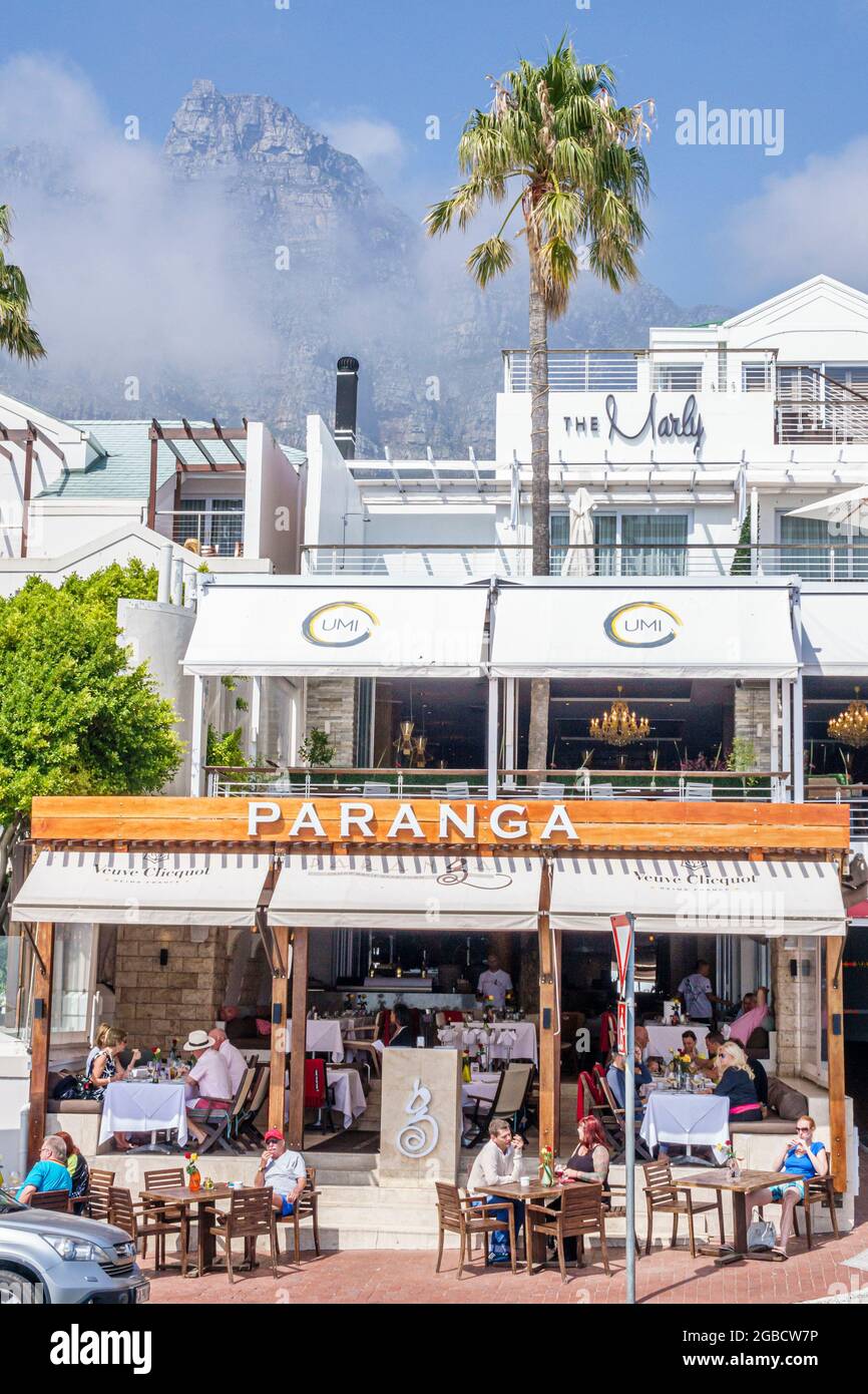 Città del Capo Sud Africa, Camps Bay Victoria Road Table Mountain National Park, Paranga ristorante al fresco tavolini marciapiede ristoranti nebbia, Foto Stock
