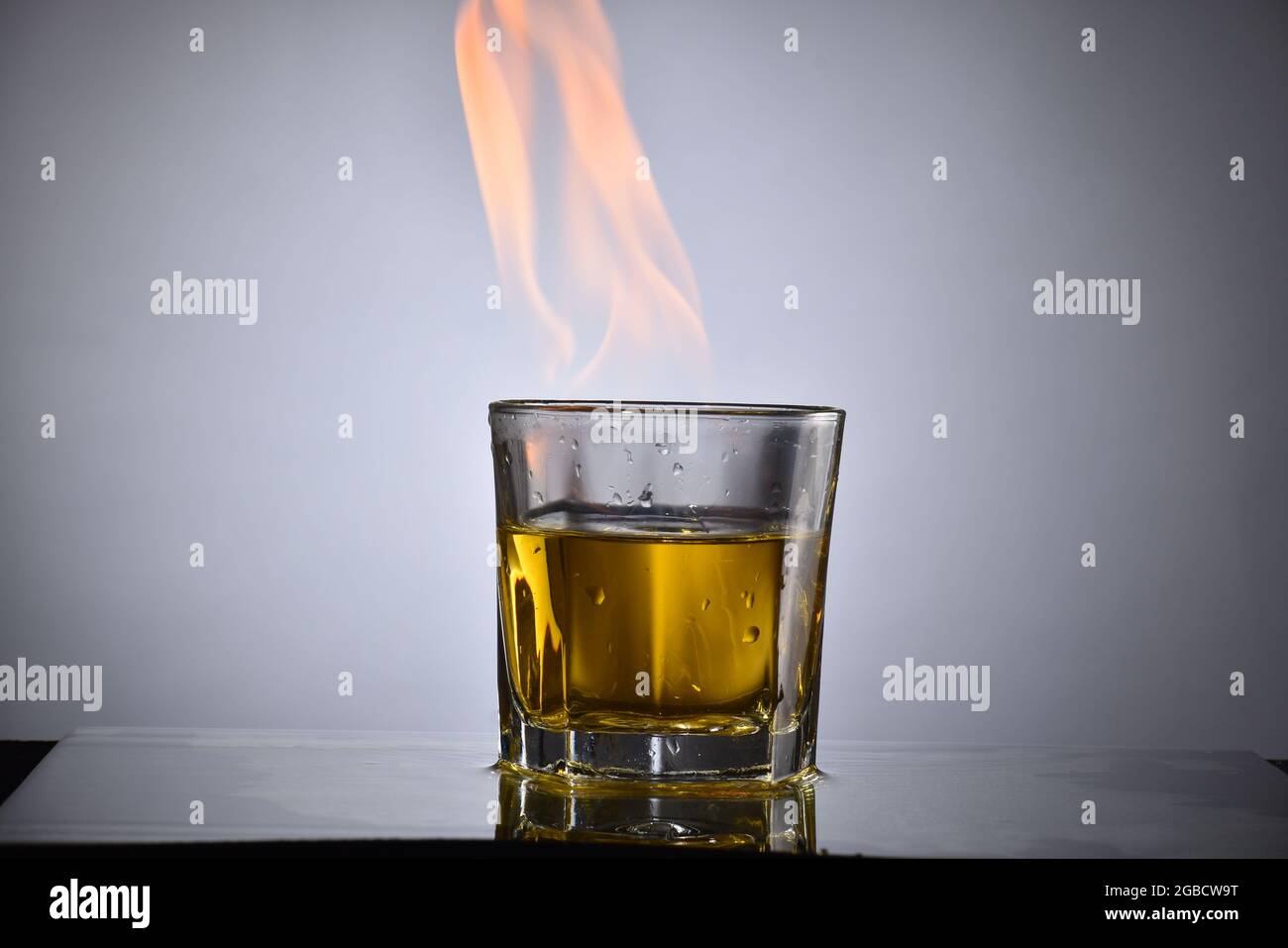 Primo piano di Whiskey Glass Fire Foto Stock
