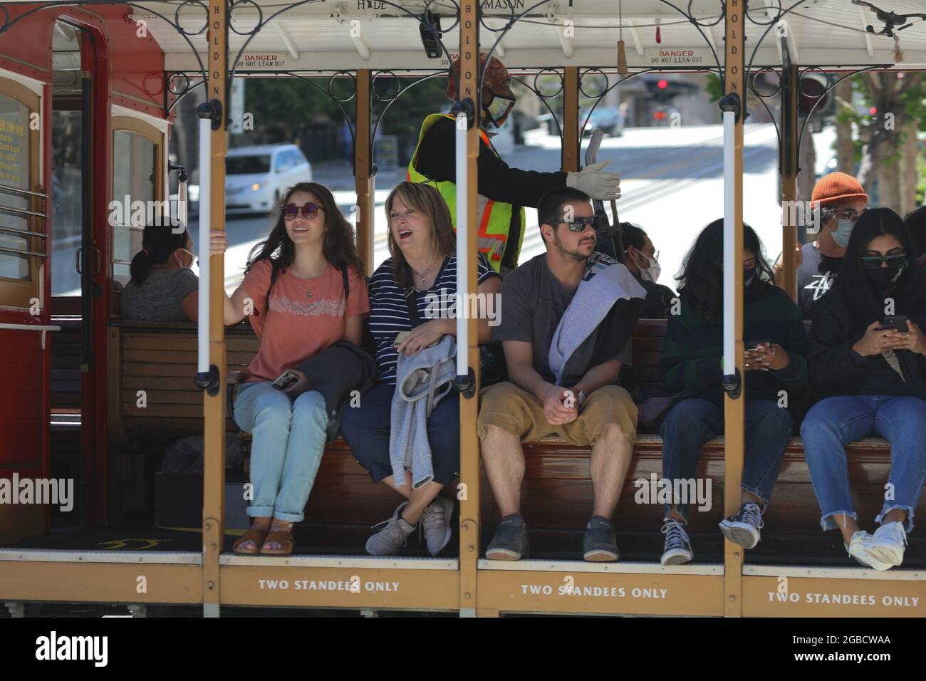 (210803) -- SAN FRANCISCO, 3 agosto 2021 (Xinhua) -- Foto scattata il 2 agosto 2021 mostra una funivia che corre a San Francisco, gli Stati Uniti. Le iconiche funivie di San Francisco sono ritornate a servizio limitato lunedì per la prima volta dopo quasi 17 mesi. Il servizio di ricavo completo tornerà a settembre su tutte e tre le linee di funivia. (Foto di Liu Yilin/Xinhua) Foto Stock