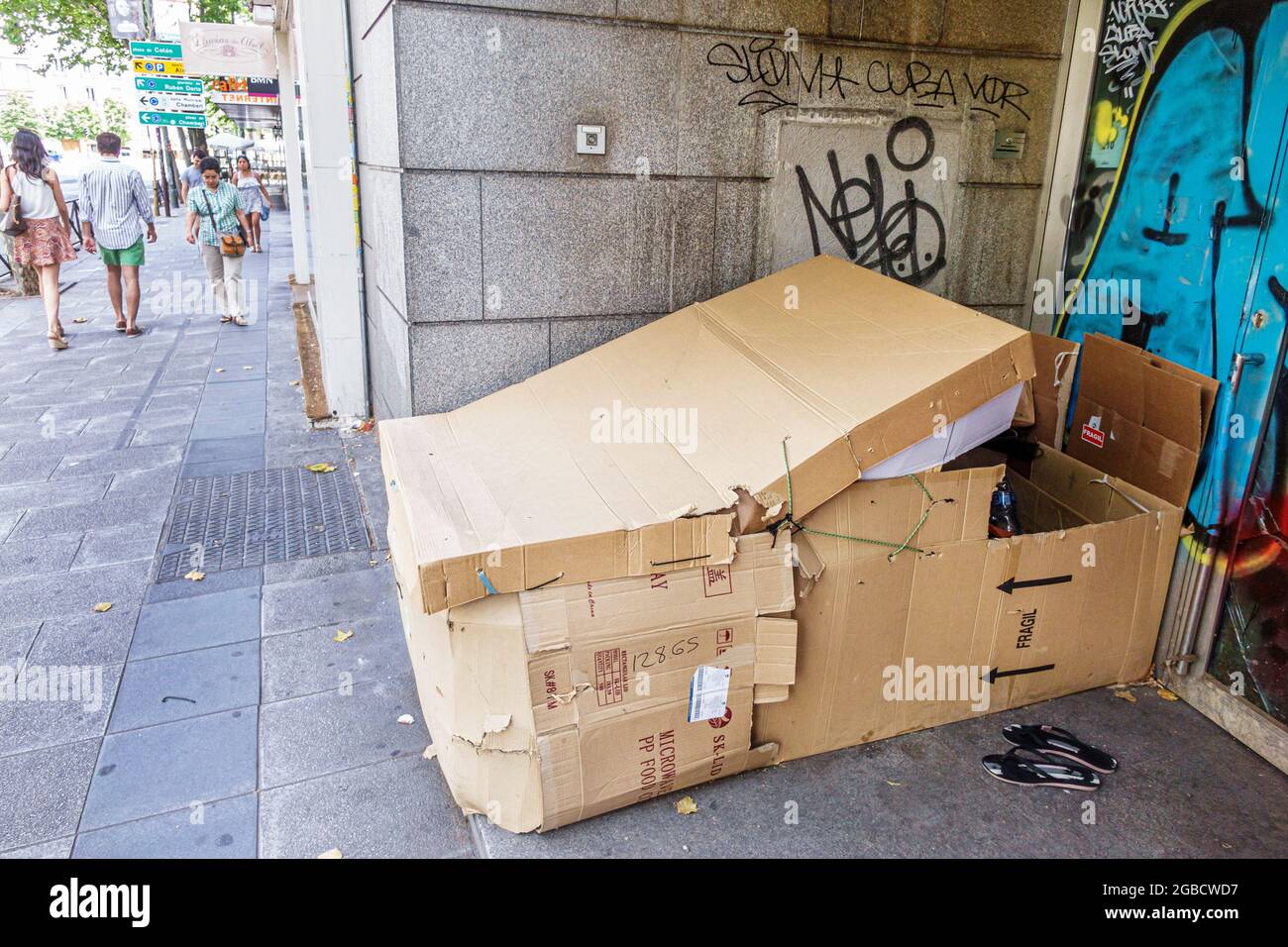 Madrid Spagna,Europa,spagnolo Chamberi­ Plaza Alonzo Martinez,riparo di cartone senza tetto, Foto Stock
