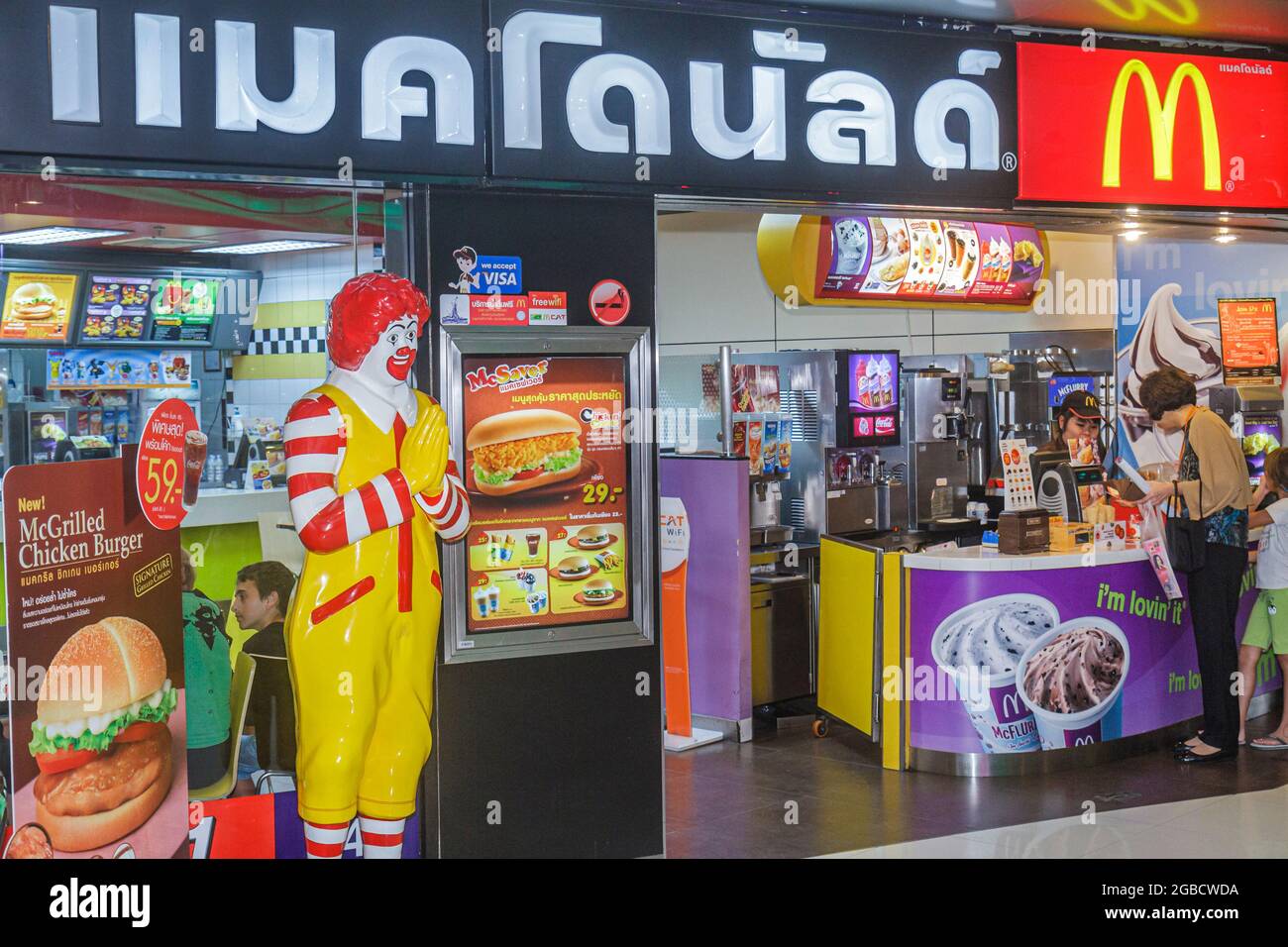 Thailandia Bangkok Pathum WAN Rama 1 strada, MBK centro commerciale, fast food ristorante McDonald's ingresso, lingua tailandese Ronald tradizionale saluto wai Foto Stock