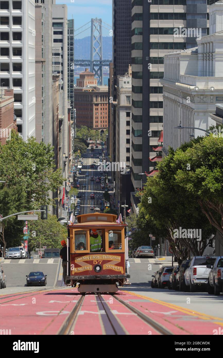 (210803) -- SAN FRANCISCO, 3 agosto 2021 (Xinhua) -- Foto scattata il 2 agosto 2021 mostra una funivia che corre a San Francisco, gli Stati Uniti. Le iconiche funivie di San Francisco sono ritornate a servizio limitato lunedì per la prima volta dopo quasi 17 mesi. Il servizio di ricavo completo tornerà a settembre su tutte e tre le linee di funivia. (Foto di Liu Yilin/Xinhua) Foto Stock