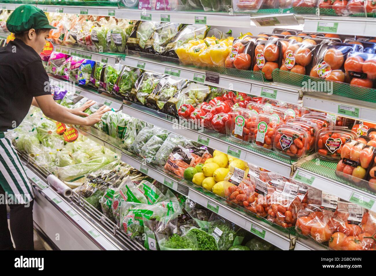 Thailandia Bangkok Pathum WAN, Rama 1 strada MBK centro, negozio di alimentari supermercato prodotti alimentari frutta verdura, donna asiatica lavoratrice femminile Foto Stock