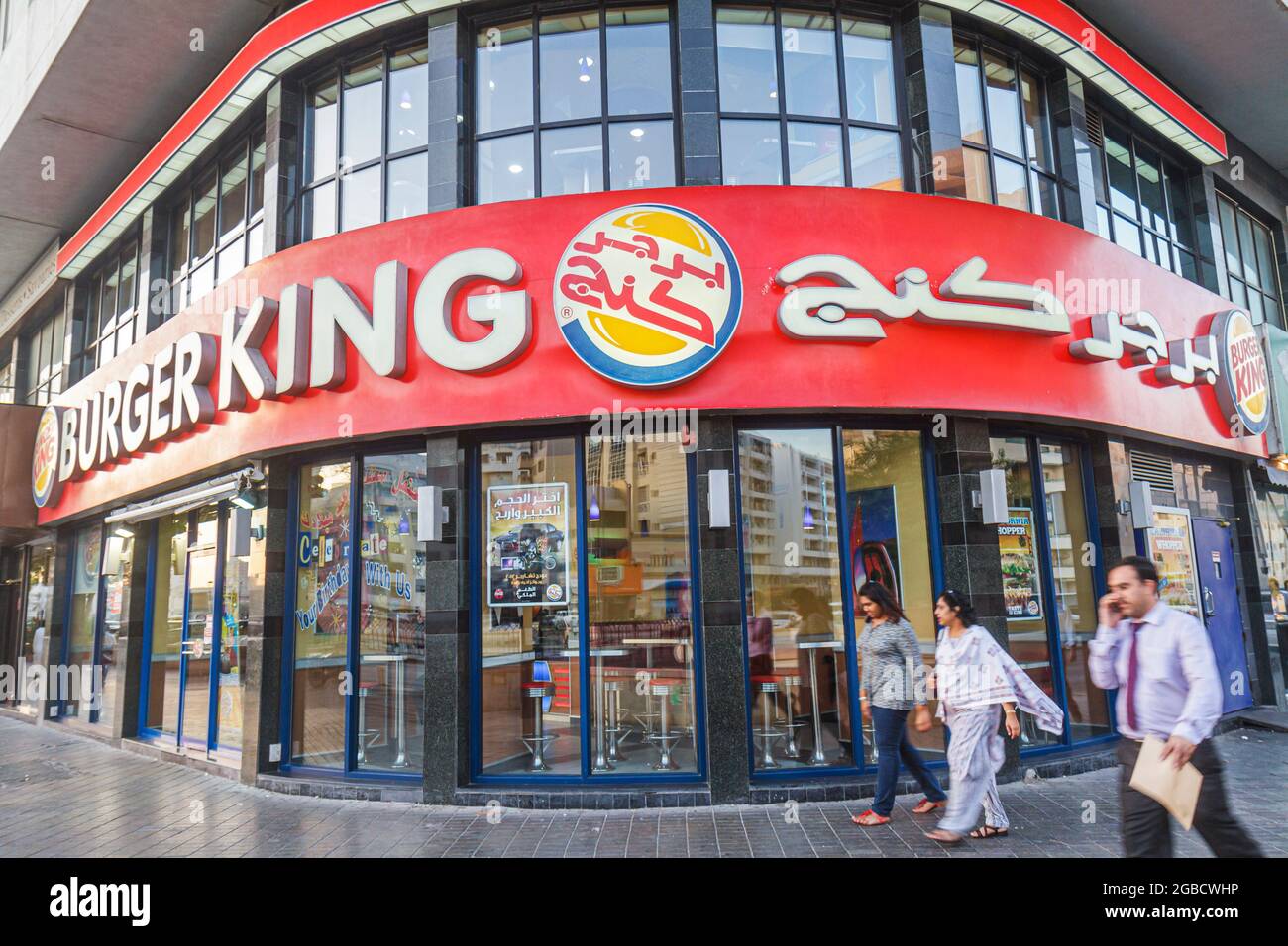 Emirati Arabi Uniti UAE Dubai Deira al Rigga Road, inglese arabo bilingue Burger King fast food, Foto Stock